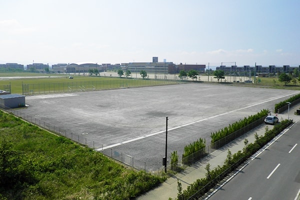 施設駐車場(before)